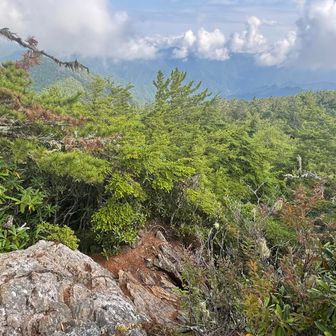 2つ目の鎖を登ると、北側の景色が望める