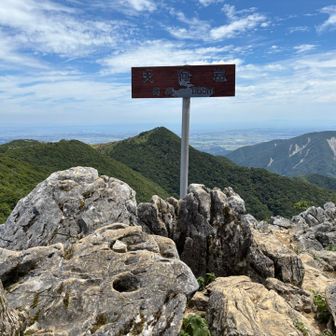 一度、山荘に戻ってから天狗岩へ
ここは誰もおらず、一人占め
岩壁で少し怖いですが休憩します
向こうに見えるのが、先ほどまでいた藤原岳の山頂