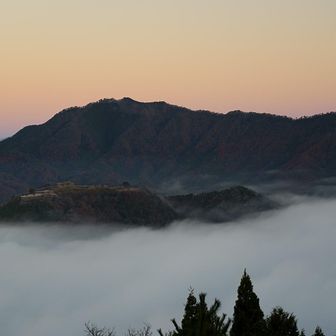 日の出とは逆方向なので、ご来光は見れないけれど、日の出時間になると徐々に空も染まりだした❤️
これだけでも十分満足だけど日が入るのを待ちます😃
ご来光🌄と雲海間近に見るなら竹田城跡からだけど、個人的にはここから見る夜明けの雲海の方が好きです😁