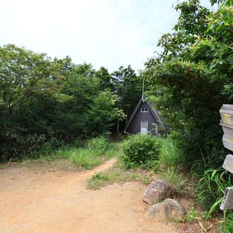 西方ヶ岳山頂です。立派な山小屋がありました。右側に大岩からの眺望スポットへの道があります。