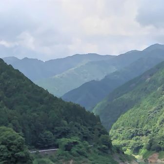 有間山山陵。左端は蕎麦粒山らしい。