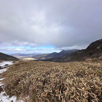 先ほどは快晴だった三俣山も雲の中☁️
