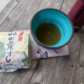 お店のベンチをお借りしてお昼休憩