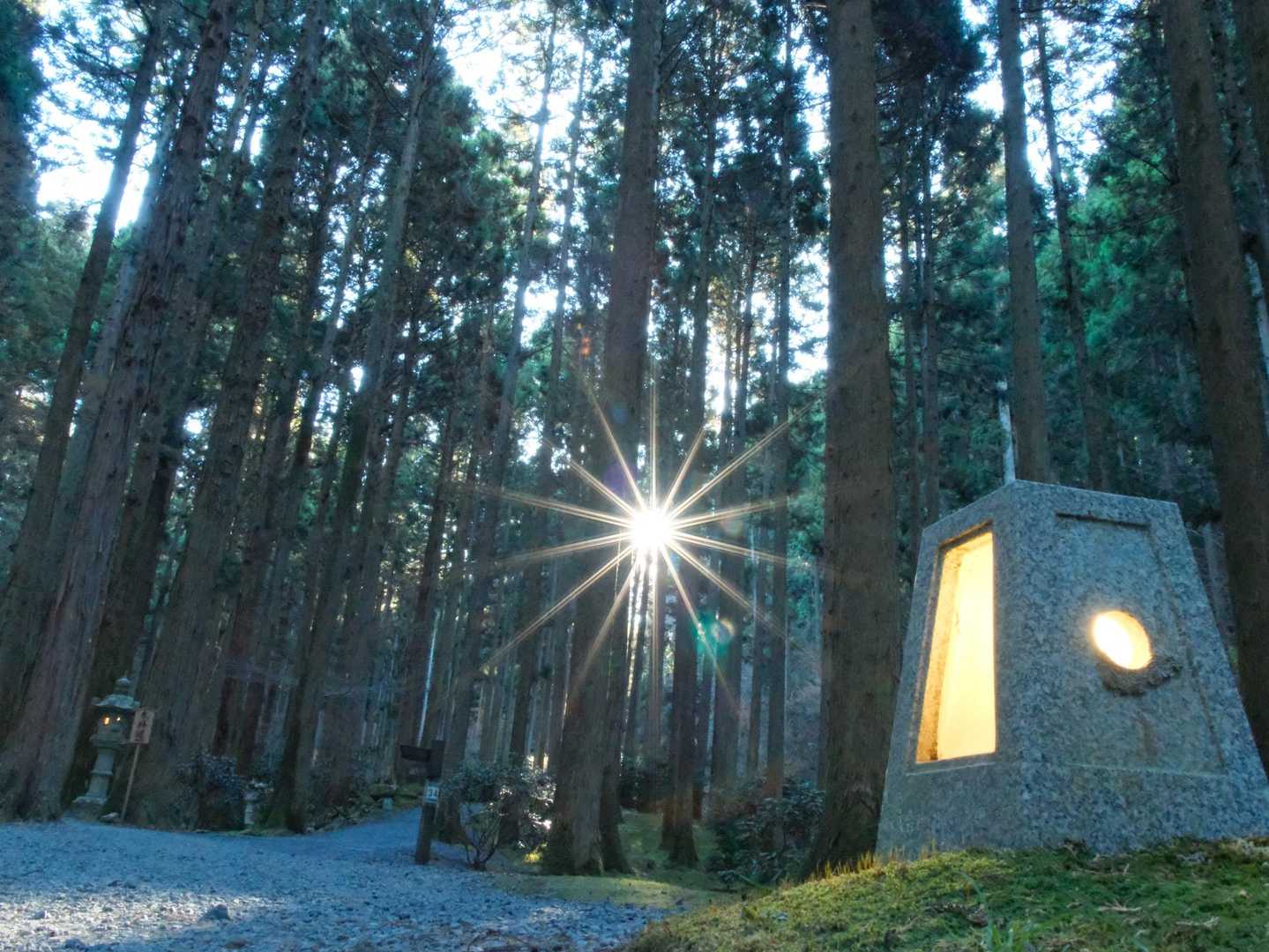 灯籠に光芒