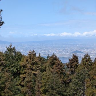 右に耳成山、左奥に前回登った二上山　大津皇子の墓がある　大和は近い