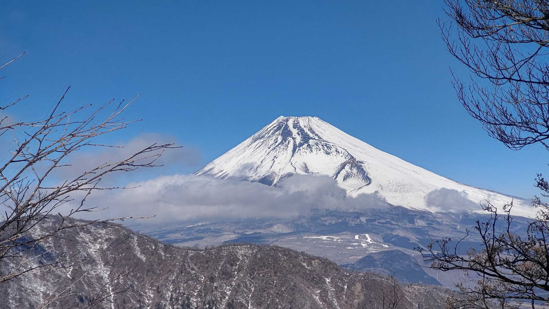 宝永山もクッキリ。富士山を見ながらお昼休憩