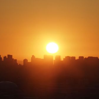途中の展望ポイントでビル街に沈む夕日を見る。山頂からだと明石海峡大橋に沈むのが見えるんだけど。１号線の渋滞をナメていた😫