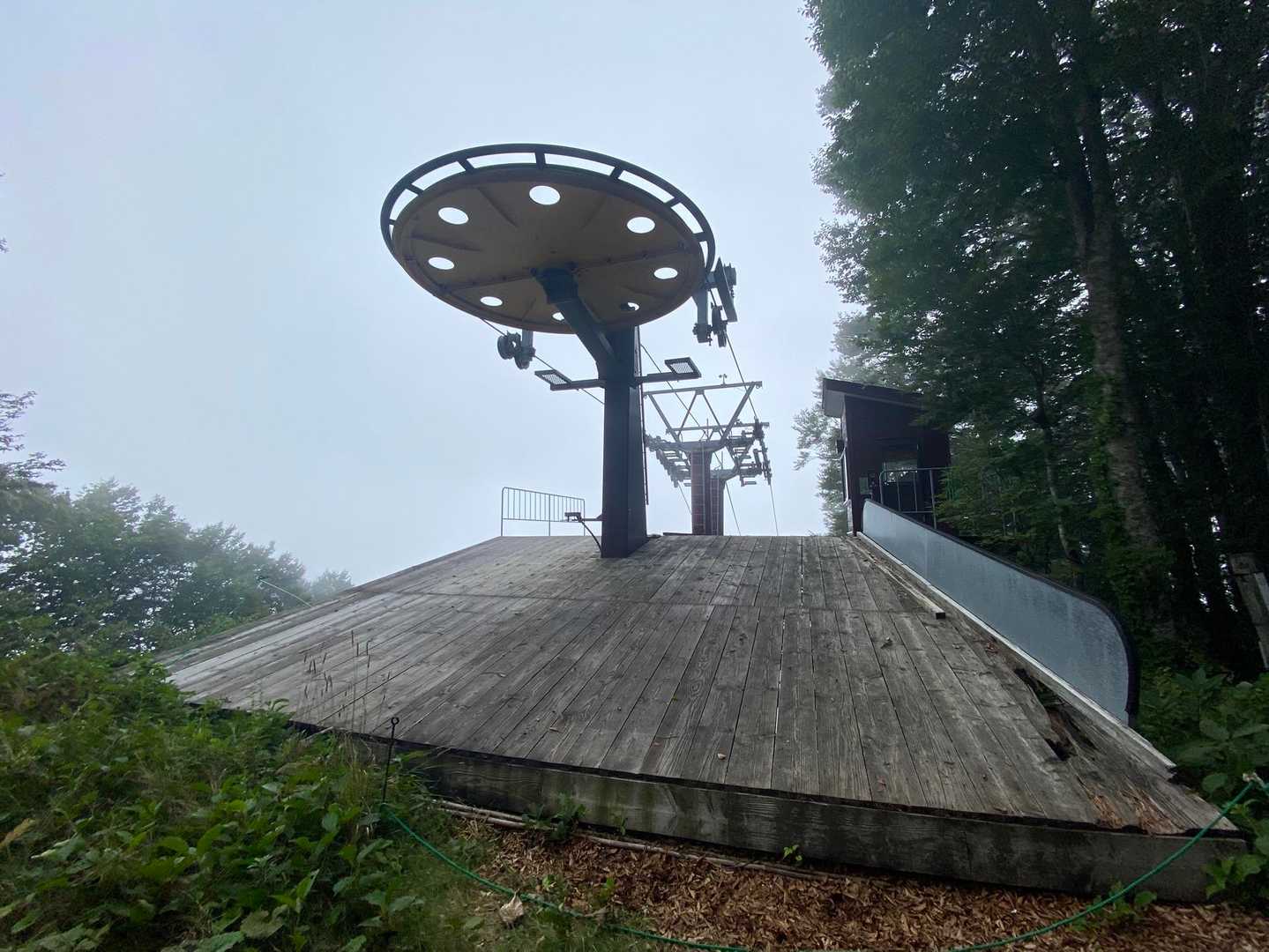 やっぱりスキー場なので、ひたすら登ります。つづら折りになった登山道です。
まだ30分しか歩いてないのに疲れたのでここで大休憩です。