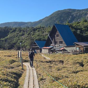 上から見えていた草原に立つ「縞枯山荘」
画になります！