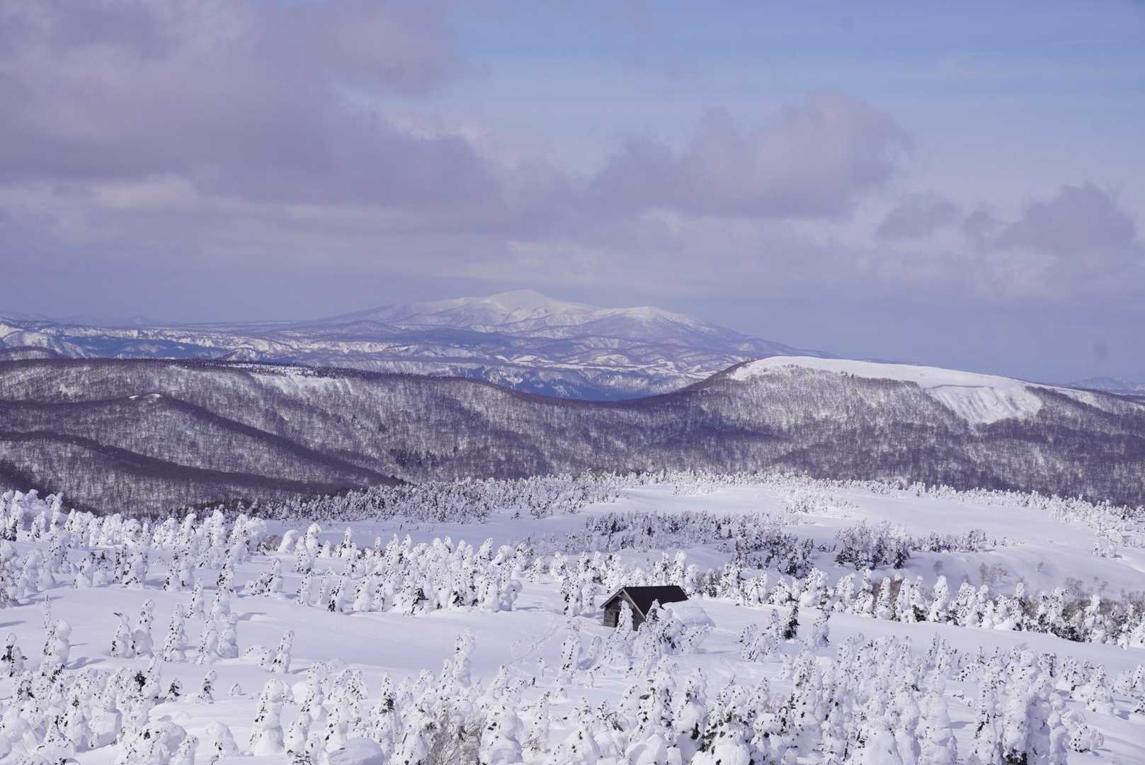 樹氷群を抜けて行く
後ろに鳥海山
田代平の小屋は2階から入れました。1階は雪の中スッポリ