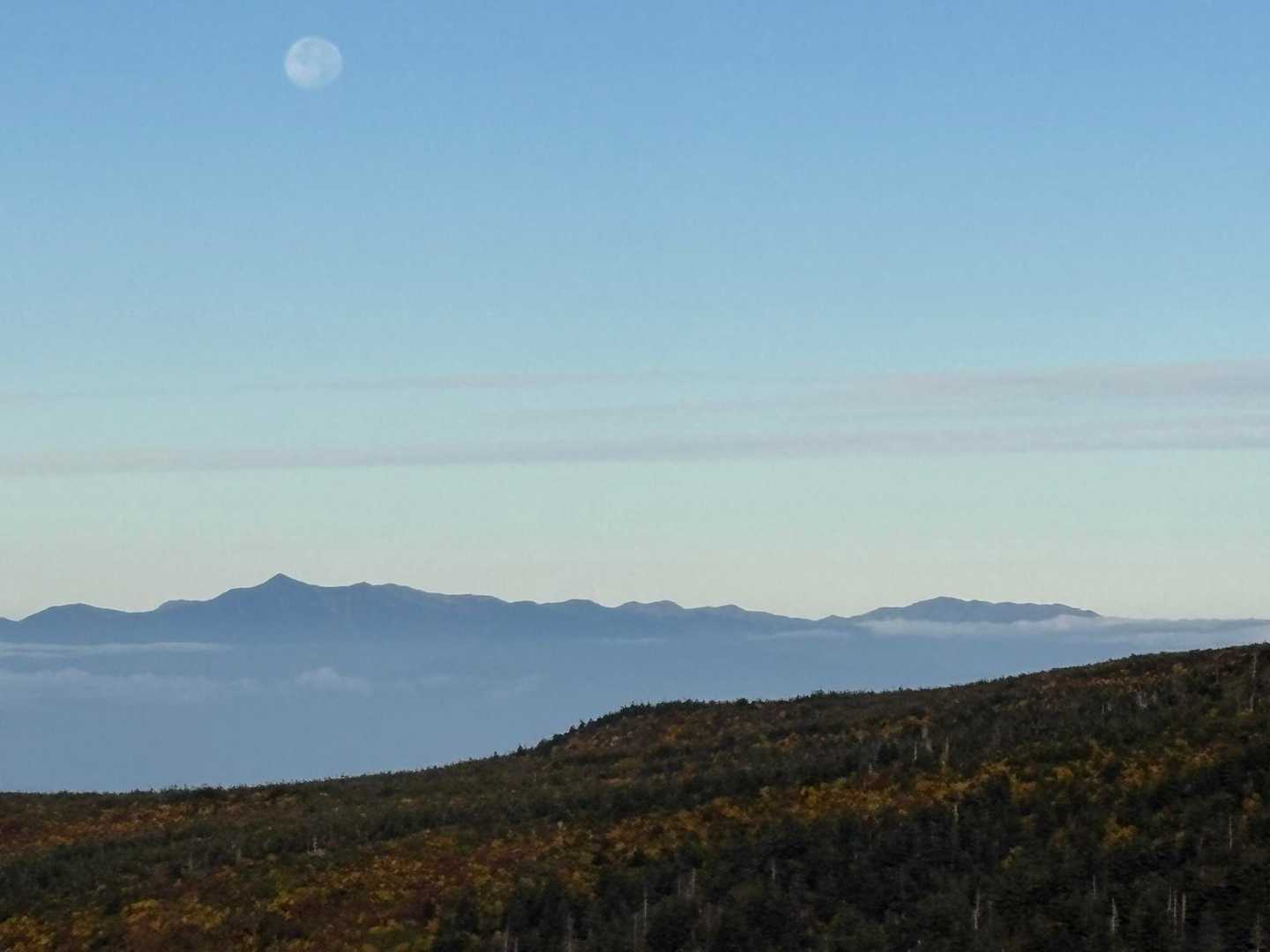 月と朝日連峰