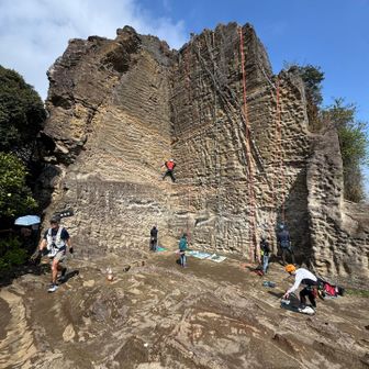 鷹取山

複数のクライミング グループで、過密状態でした（汗）