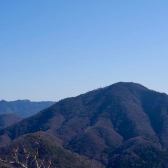 黒岳が見えました。

山梨県笛吹市芦川町にある「すずらん群生地」は、毎年5月中旬〜下旬に日本すずらんの可憐な白い花が林床を埋め尽くす名所です。駐車場（標高約1,330 m）や交流施設「Lily Bell hutte」が整備され、森林浴を楽しみながら花を鑑賞できる散策スポットとして人気があります。FUJIYAMAツインテラスへのバス乗り場もあり登山ベースとしても便利です。