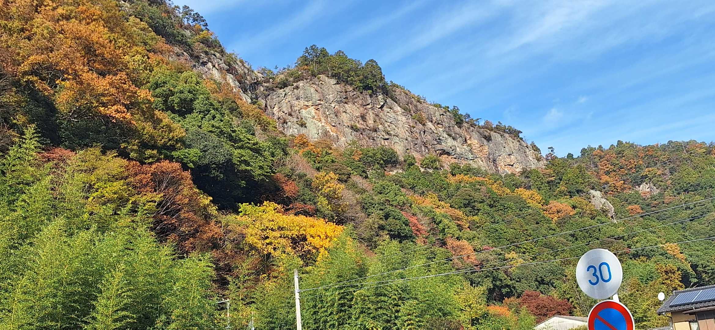 下山して見上げる