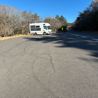 この時点で、登山スタート。

いつものように、この新床展望台バス停の駐車帯は、いつもガラ空き。
それがいいと思っている。