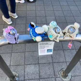 こちらもすずめの置物に服を着せてます
ほんのりした気持ちになります