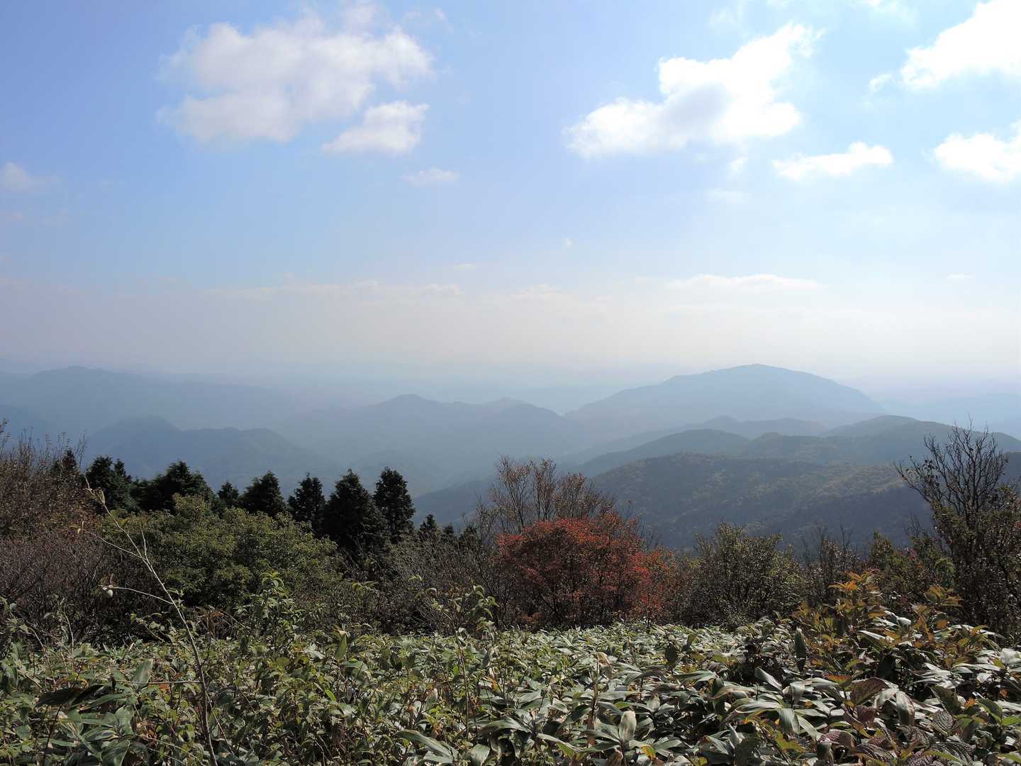 南東方向もガスが掛かってますが、大佐山がこんもり丸く展望台も見えていました。😅