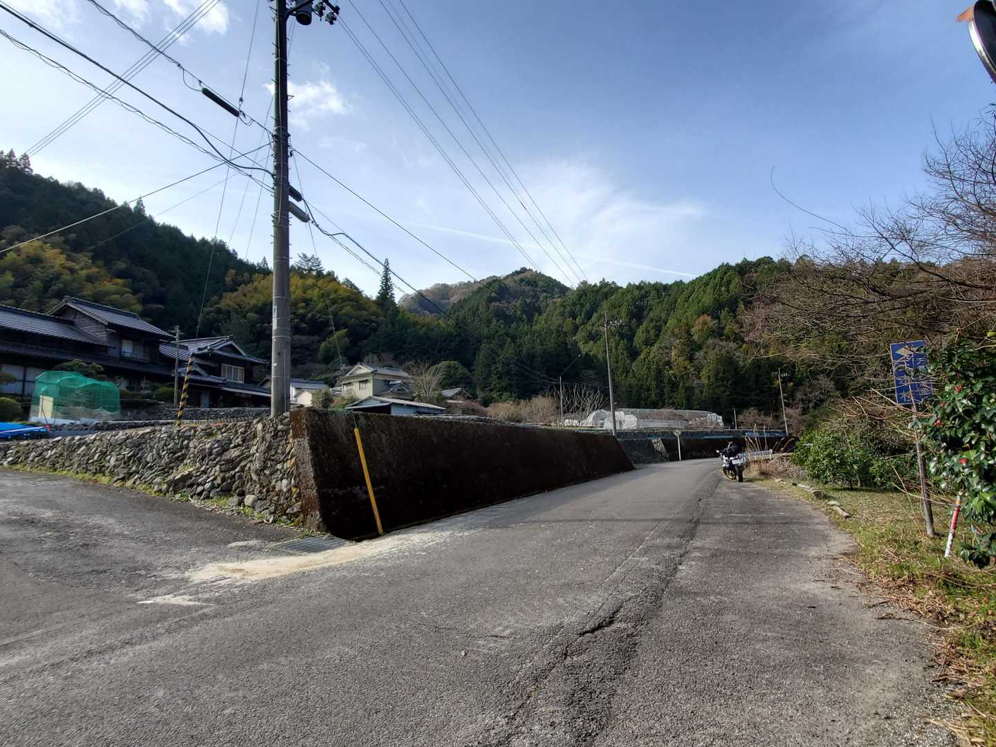三本杉の看板。右側路肩に駐車。左登山口⛰️
