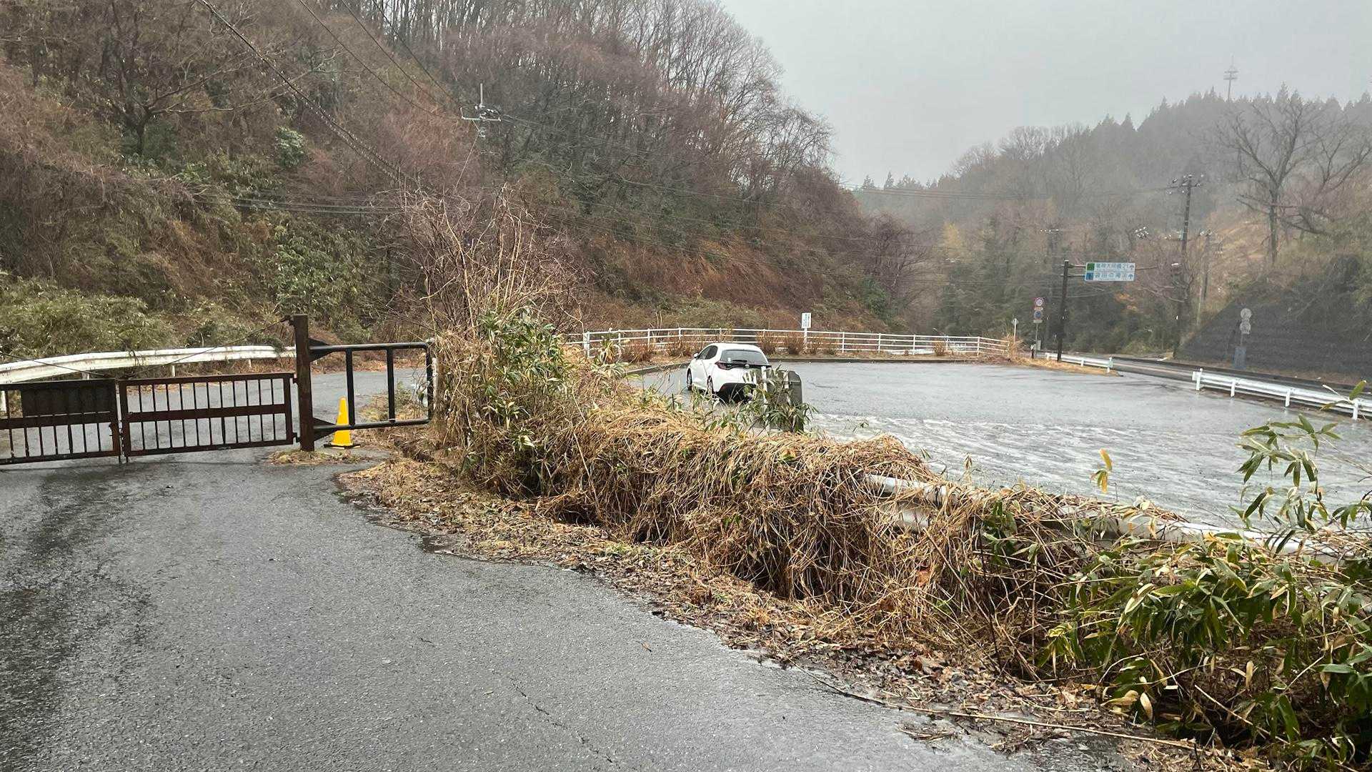駐車場🅿️まで下りて来ました。
当然ながら車は一台だけですね。
誰もこんな雨降りの夕方には登らないですね🙂
傘は差していきましたが、ズボンは濡れてしまいました。
それでも御岩山のピークが取れてスッキリです😃
お疲れ様でした。
