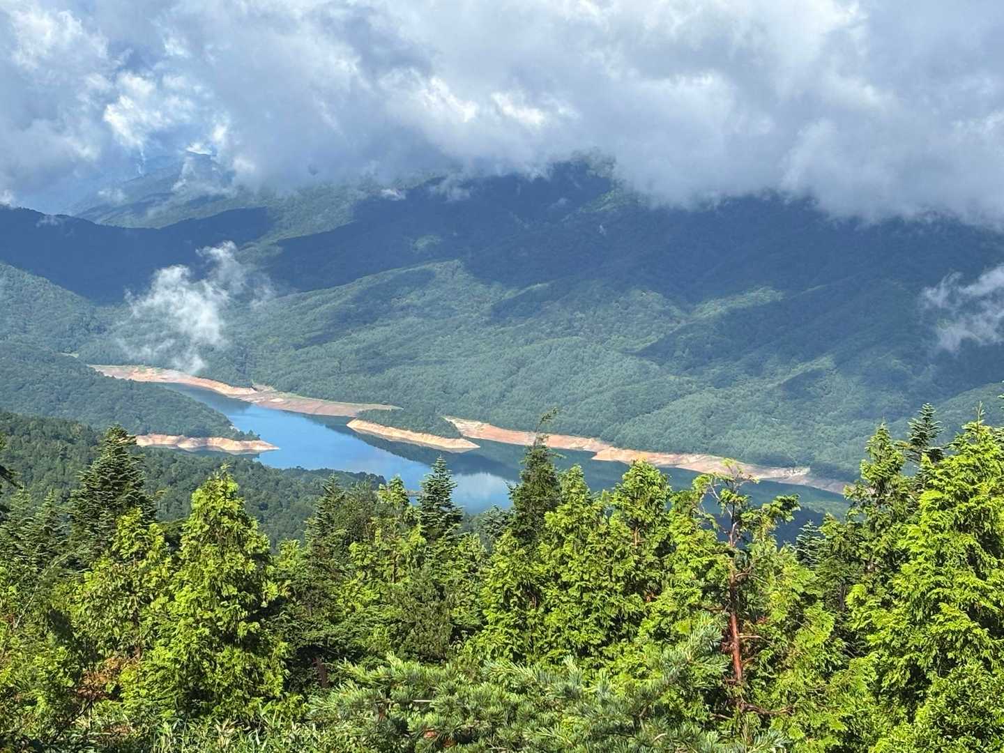 眼下に有峰湖。なかなかの大きさでキレイ😍