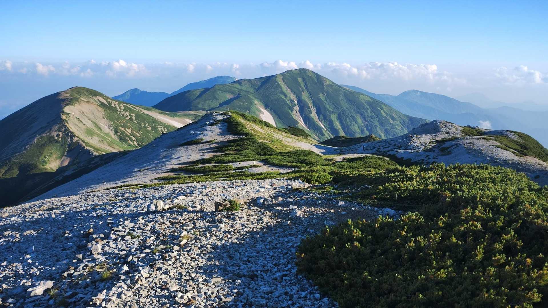 正面が雪倉岳