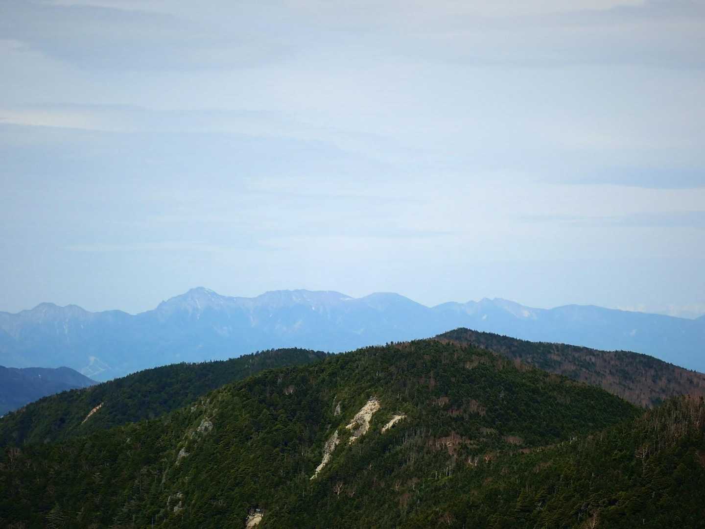 山頂は混んでいるので、手前の岩場からじっくり眺望を楽しむ。
これは八ヶ岳。