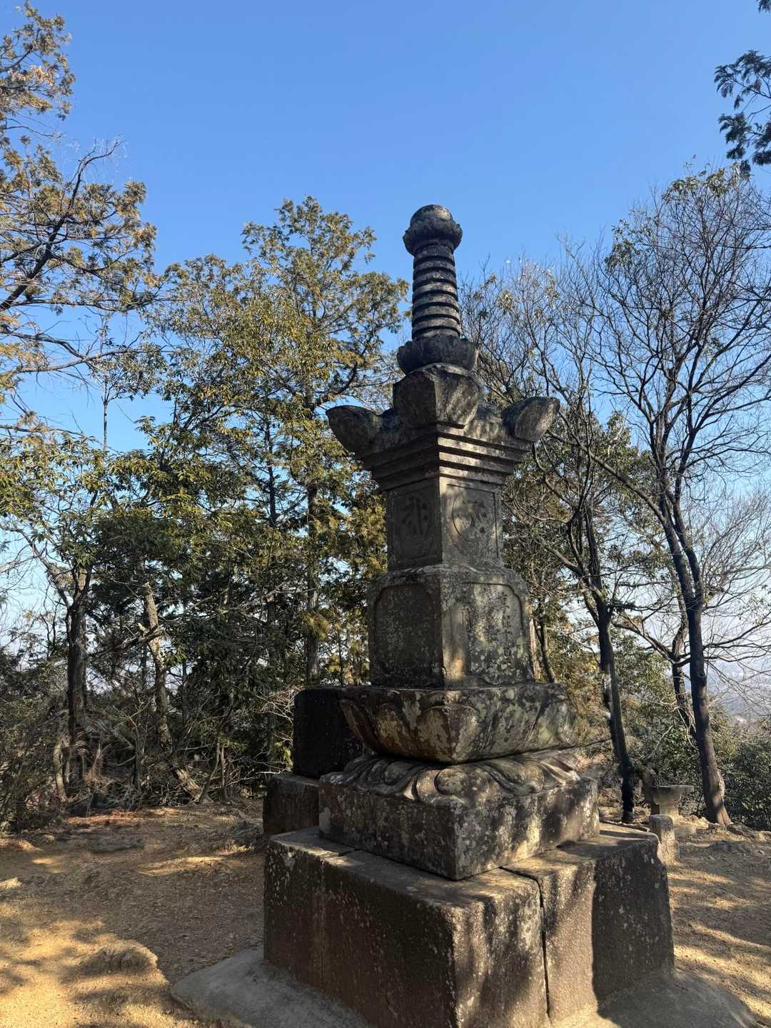 少し行くと山頂