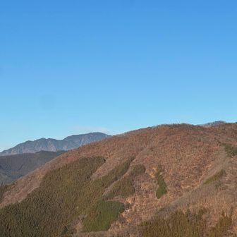 みっけ！右のちょこっと出てるピークが七ツ石山