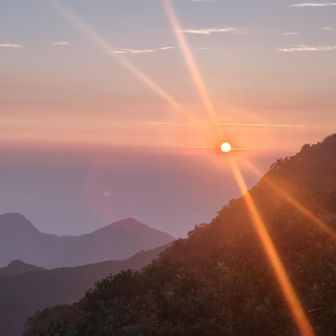 は〜い❤
ホントお待ちかね😍🤩

伯耆大山弥山⛰️の完全体御来光🌄

私、伯耆大山弥山🏔️の御来光🌄二度目だけど…🙄

「暖かい光が世界をいっぱいに満たしていく最高の瞬間」😆

と言う胸が高鳴る感じは、二度目の御来光🌄でも、やっぱり変わりませんね😆⤴️⤴️