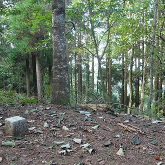 雪彦山の説明に記載されているが、地理院地図に「雪彦山」と記載されているこの地点＝三角点は、山中にある案内板によると三辻山
YAMAP地図の三辻山はさらに別の場所に

四等三角点
基準点名：雪彦山（せっぴこさん）

どうも、地理院地図が山頂定義を惑わしている感があるし、YAMAP地図も全面的に信じ切らない方が良い