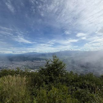 北側から雲が流れてきます