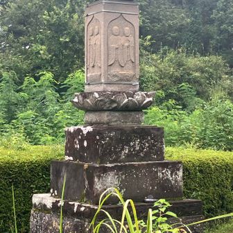 ３面に2体ずつ、で、六地蔵
明治時代の供養塔