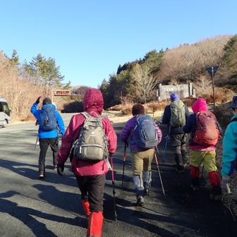 登山口まで5分ほどのロード歩き