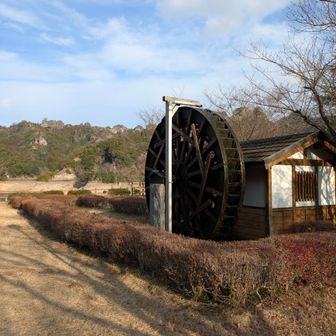 スタート地点の並石ダムこっとん村
天気のいい中水車が元気よく回ってます