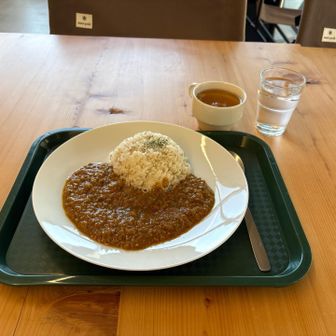 キーマカレーを頂く。
カレーを食べる前に進水をコップに4杯飲む。
カレー食べる前に腹が満たされた感じに。
でも、このあとカレーを瞬殺して、コーヒーまで頂ぎました。
シェールミエールは神戸の山に出かけよう スタンプラリーポイントなのでたくさんの登山者がスタンプゲットに訪れるのだけど、その中に一人で複数の台紙にスタンプを押しているご婦人が....
ルールを守って楽しくスタンプラリーして欲しい。