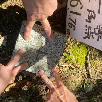 「集合〜！」の号令をかけて、3人でピースタッチ✌️📸
