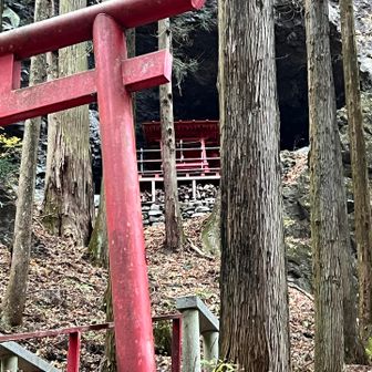 大きな洞窟の中にも⛩️