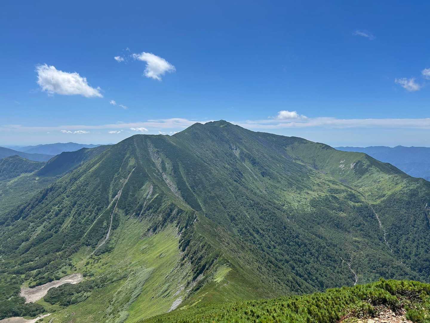 幌尻岳の美しい山容