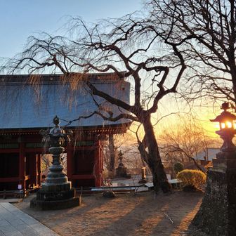 夜明け前に到着して車から降りると、少しでも気温が上がってから歩きたい寒さでした。
日が昇るのを待ち、先日よりも30分遅い時間にスタートしました。
参道を登って振り返ると、灯籠に朝日が射し込んでいました。