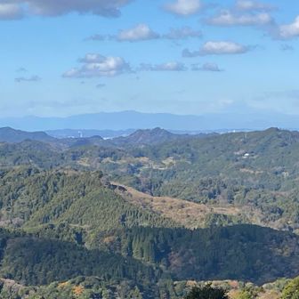 左に鋸山と正面に嵯峨山　奥に丹沢山系