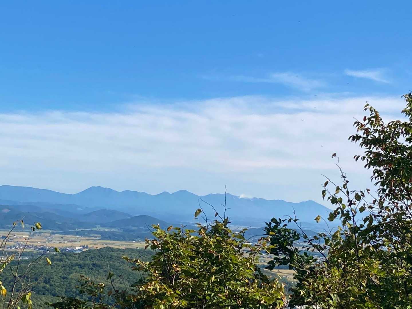 こっちは十勝連峰の山々⛰
ちょっと木があるけど…はっきり見えますね😳
前十勝の噴煙も🌋
