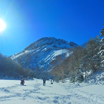 弥陀ヶ池
白根山が見えた！
登しかない！！
先行者のトレースをたどる...
ドボン💦
なんと😱
膝まで浸かってしまいました😭
慌てて脱出😰
やっぱ、帰ろうかな...