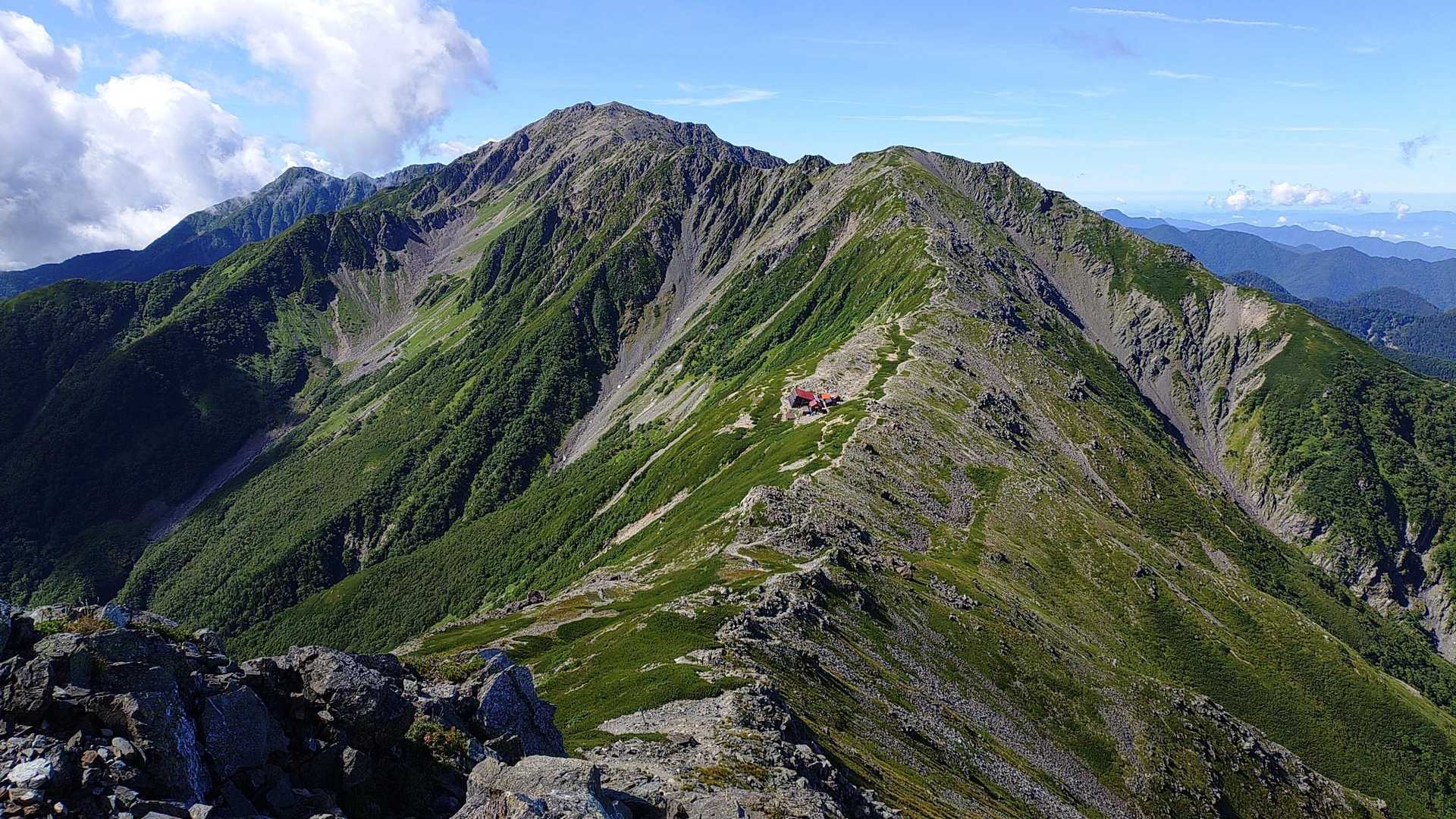 北岳山荘とその先に中白根山  さらに奥に間ノ岳