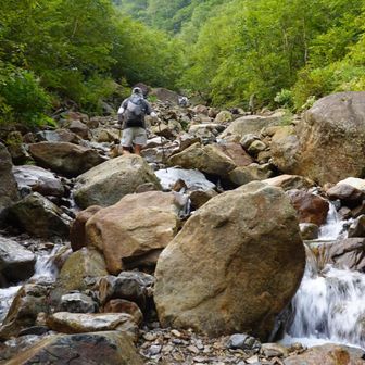 この先で沢靴から登山靴へチェンジ
沢靴類はデポ