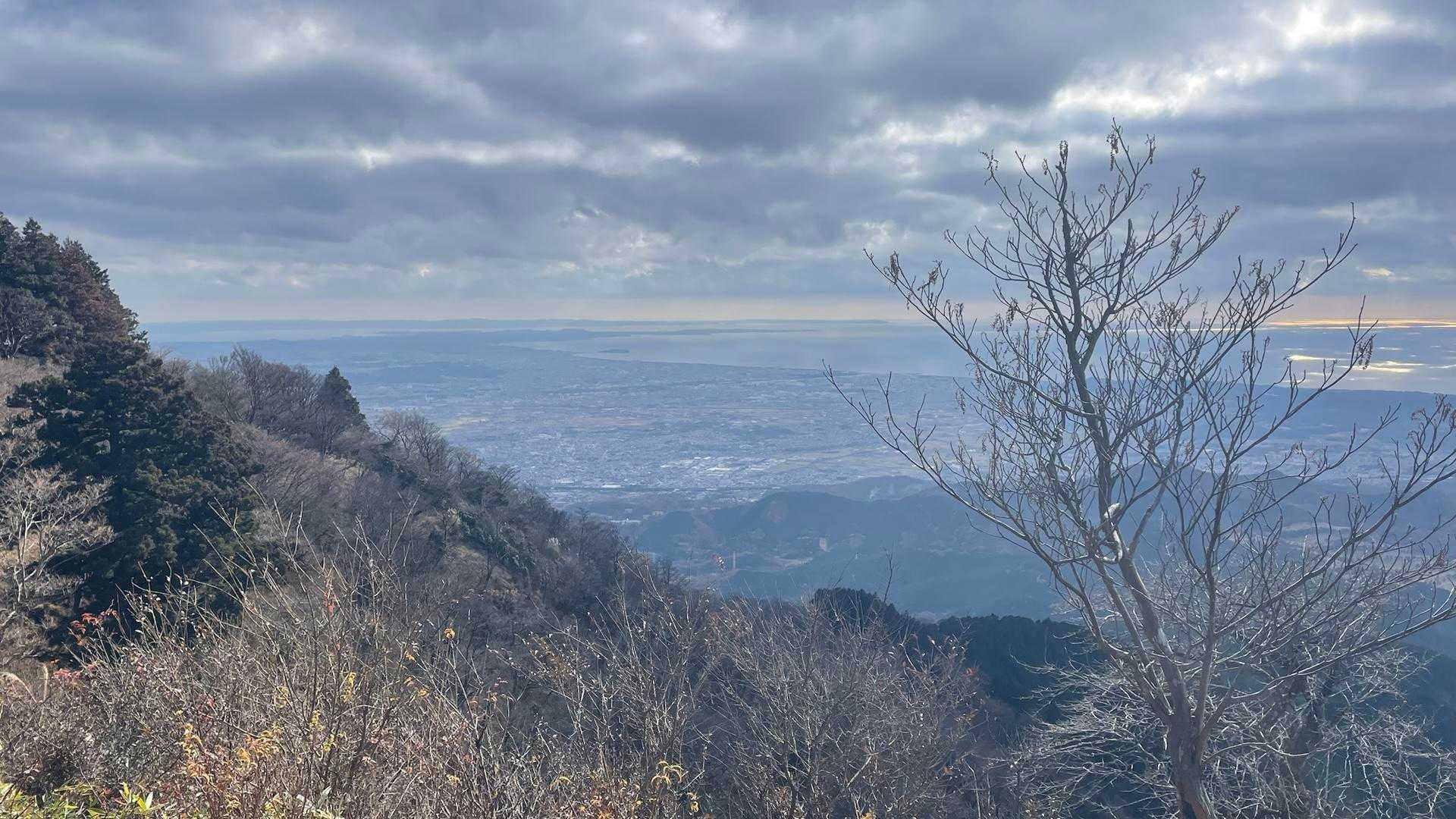なんだか雲が多くなってきました。海がまだらです。
南東は江の島、三浦半島、房総半島が見えます。