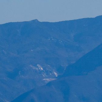 米子大瀑布の鉱山跡（展望所）が見えている