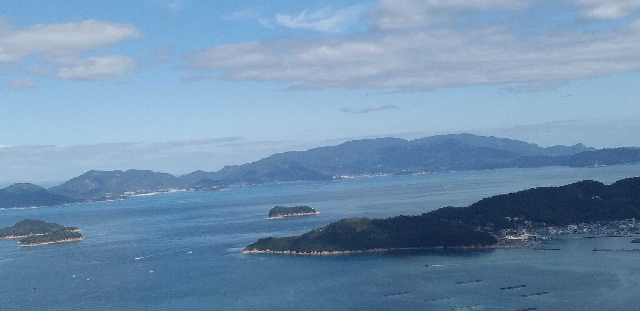 右の小さな島が稲毛島。
左の双子の小さな島が兜島と鎧島。
奥の大きな島が小豆島。