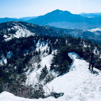 さて下山します
この山頂直下のクライムダウンがなかなか怖かった😨