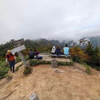小遠見山頂。晴れていたら五竜と鹿島槍が見えます