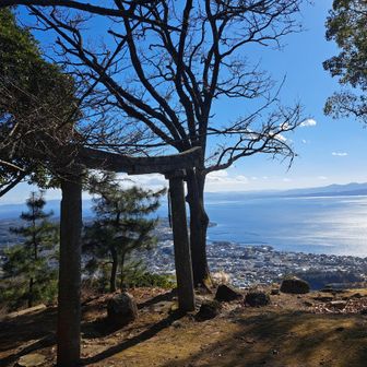鳥居の中から朝日が登るように見ることが出来、元旦は多くの方が集まったそうです。
昔は神社があり、パラグライダーも飛んでたって。管理されてる方に色々教えてもらいました😊